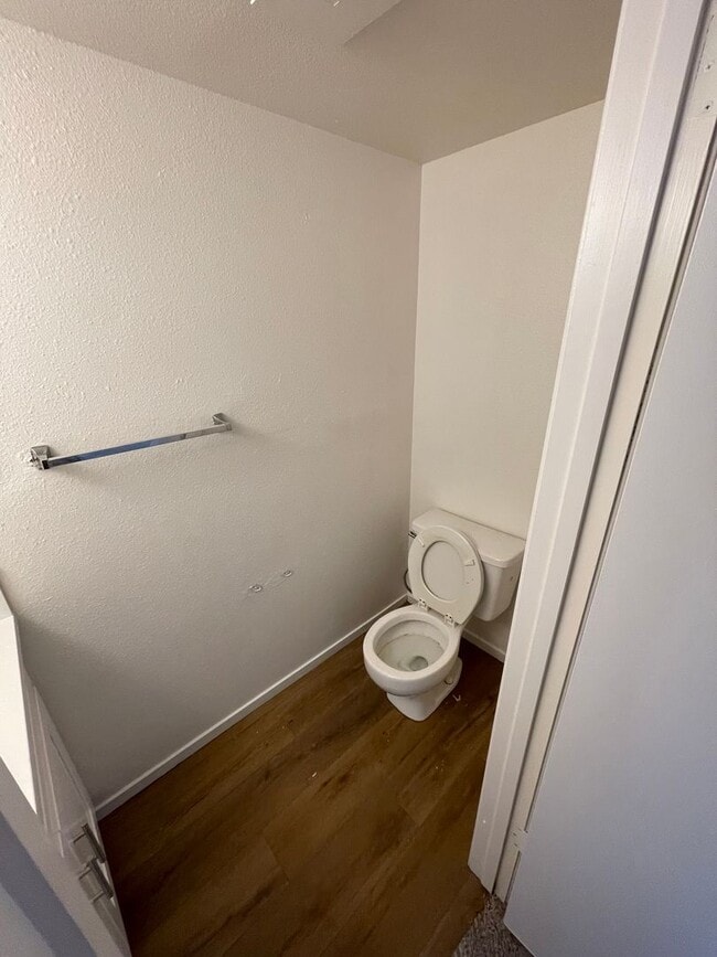 Building Photo - Charming Townhouse (2 Bed / 1.5 Bath)