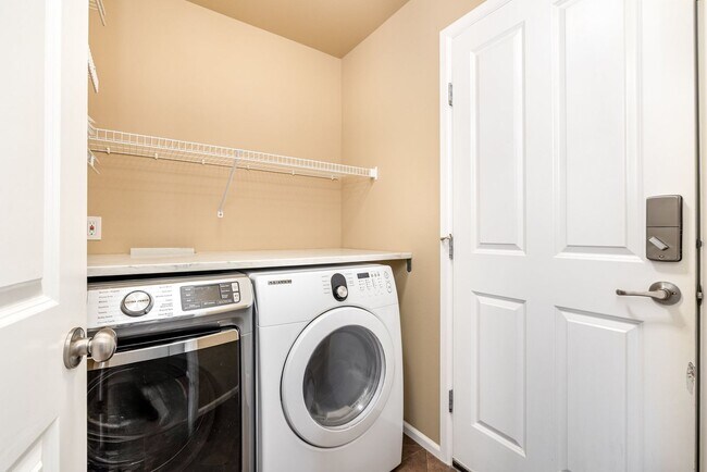Building Photo - 3 Bed 2.5 bath Home available in desirable...
