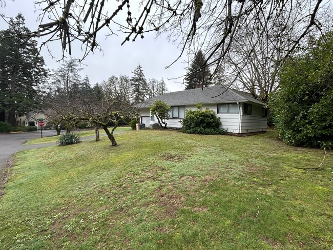 Building Photo - Corner Lot - Lake Oswego House for Rent - ...