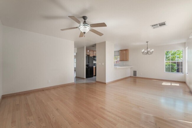 Building Photo - Beautiful Home in a Corner Lot!