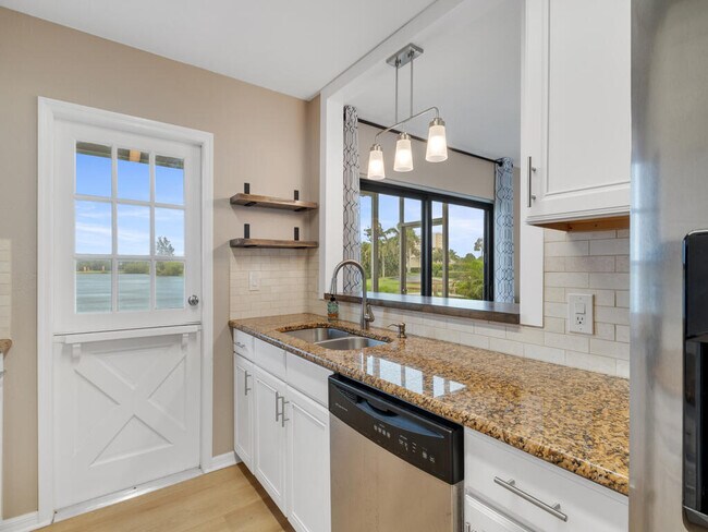 Building Photo - 3206 S Lakeview Cir