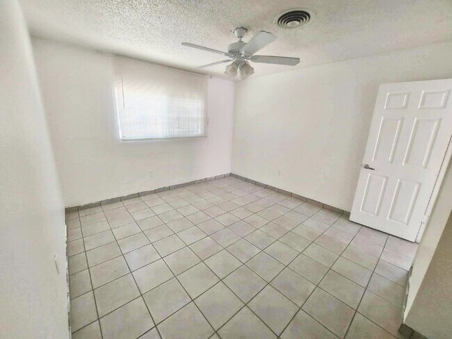 Building Photo - North Las Vegas Gem: 1-Bedroom, 1-bath Uni...