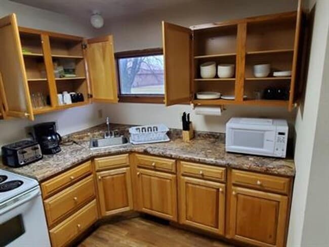 Building Photo - 7 Bed 2.5 Bath House for Rent