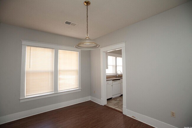 Building Photo - 2114 Maple St