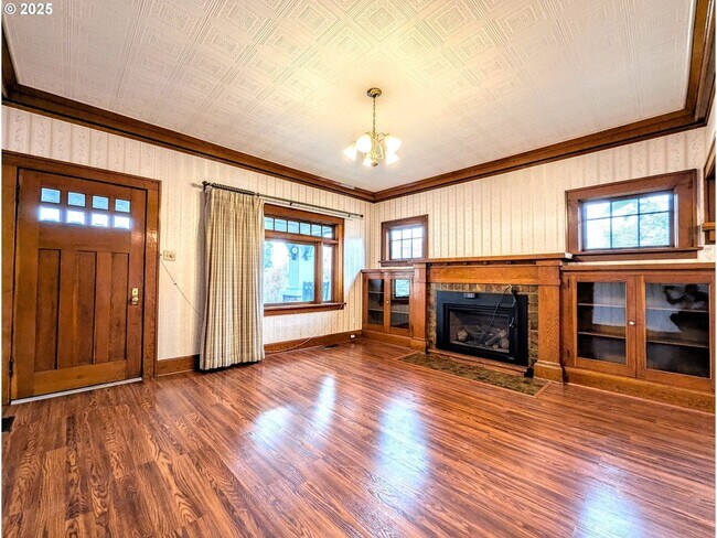 Building Photo - Craftsman style custom home in downtown La Grande