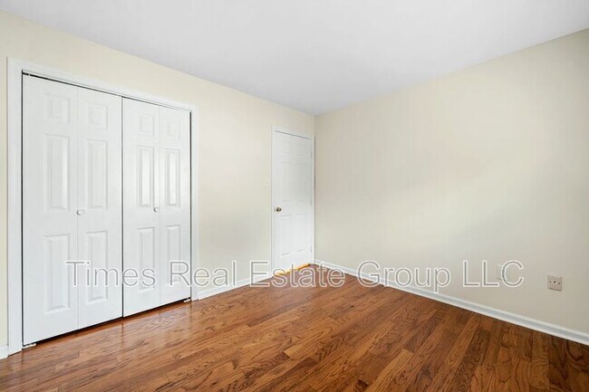 Building Photo - 113 Pinecrest Ln