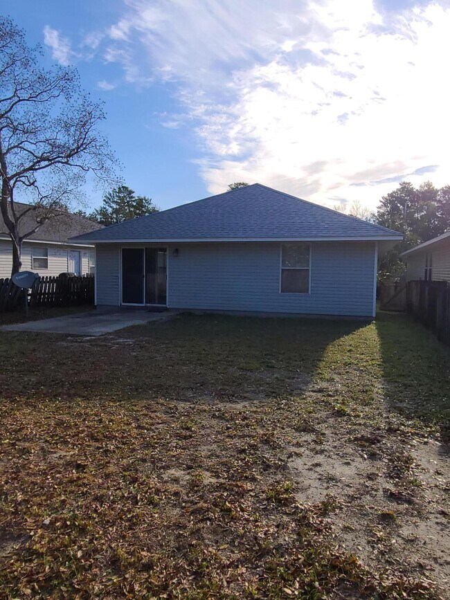 Building Photo - 2787 Bay Club Dr
