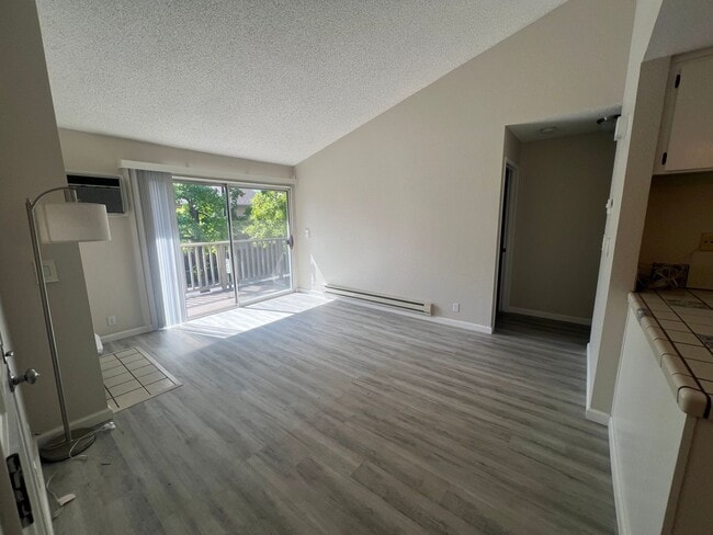 Building Photo - Extremely Well Maintained Upstairs 1/1 Condo Near Light Rail Now Available!