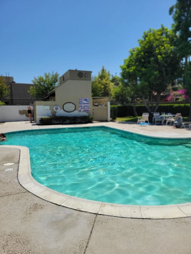 Building Photo - JUST REFURBISHED SPACIOUS DUAL MASTER COND...