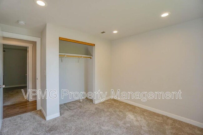 Building Photo - 3513 NE 135th Ave
