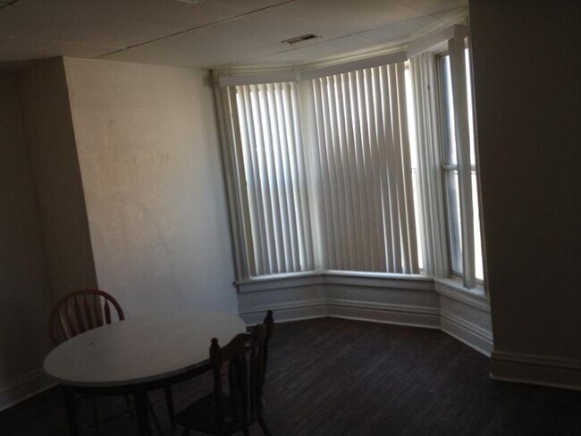 Building Photo - Small Affordable Downtown Davenport Studio