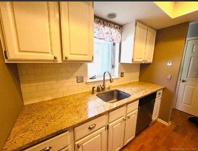 Building Photo - 107 Glen Dr