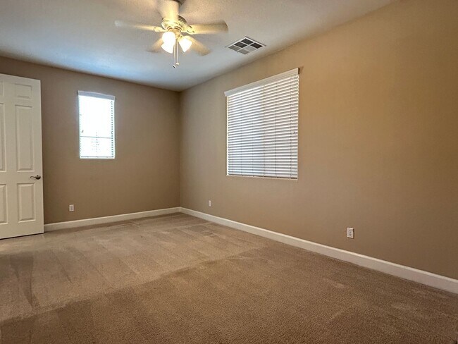 Building Photo - 300 W Wisteria Pl