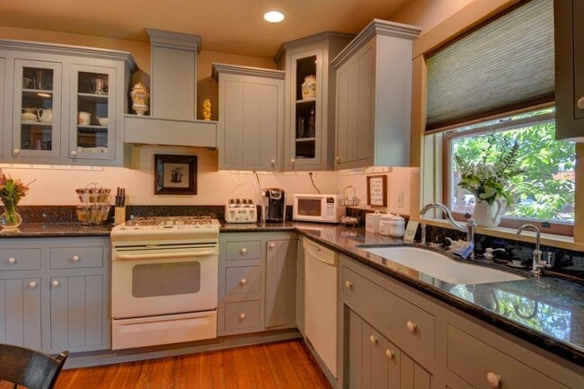 Building Photo - Perfect Furnished Home in Jacksonville!