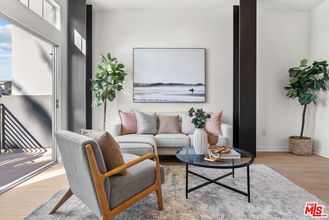 Building Photo - 5350 Playa Vista Dr