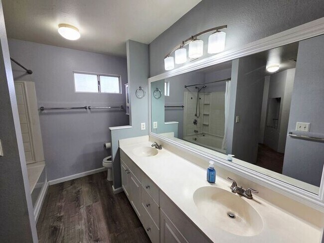 Building Photo - Las Brisas: A 3 bedroom 2.5 bath 2 car garage single family home