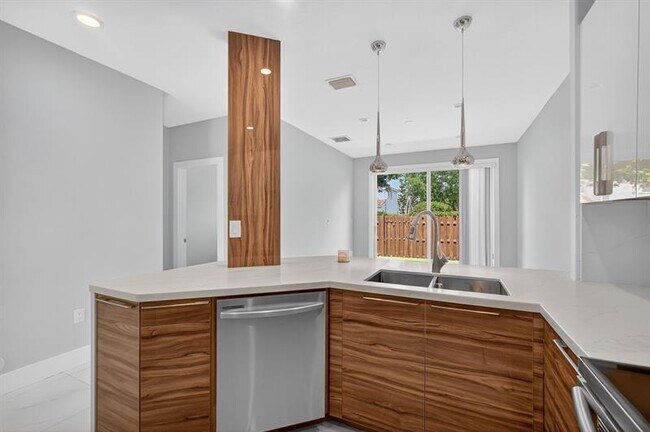 Building Photo - 981 SW 149th Ct