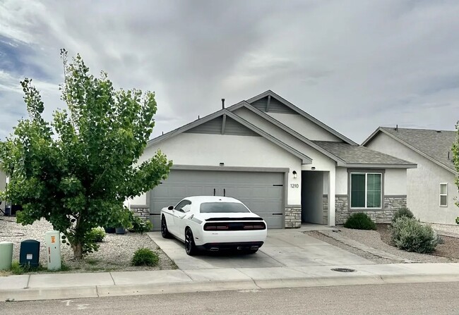 Building Photo - Beautiful 4 Bedroom/3 Bathroom Home