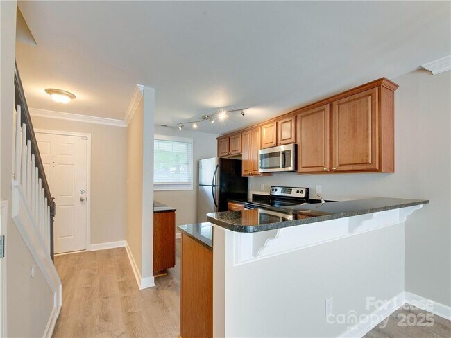 Building Photo - 1344 Green Oaks Ln
