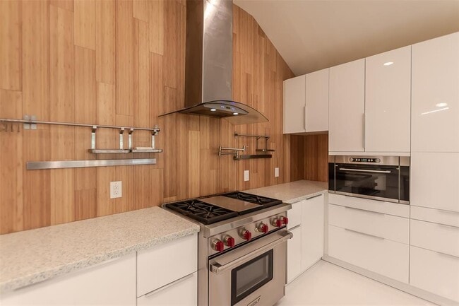 Building Photo - 2210 Zoa Dr