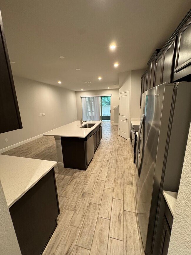 Building Photo - Beautifully maintained 3-bedroom, 2.5-bath townhome