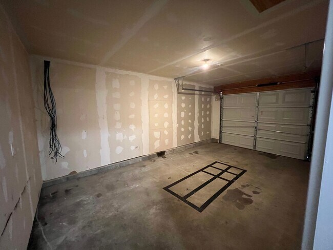 Building Photo - 3 bed 2 bath House