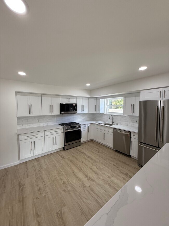 Building Photo - 12 Personette St