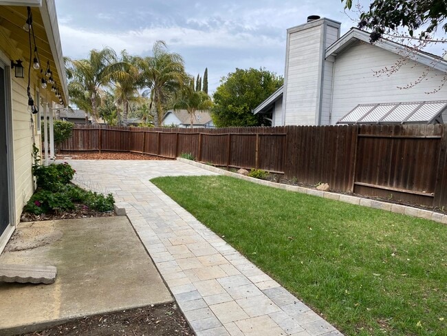 Building Photo - 3 Bedroom / 2 Bath Great Corner Lot in Travis District