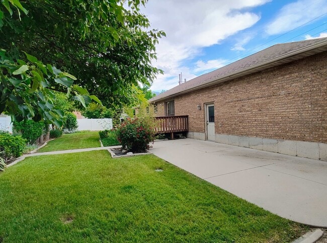 Building Photo - 5 BD 3 BA 2900 sq ft HOME IN DRAPER.