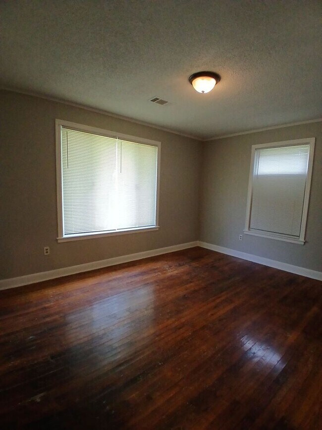 Building Photo - Spacious 3 Bedroom 2 Bath