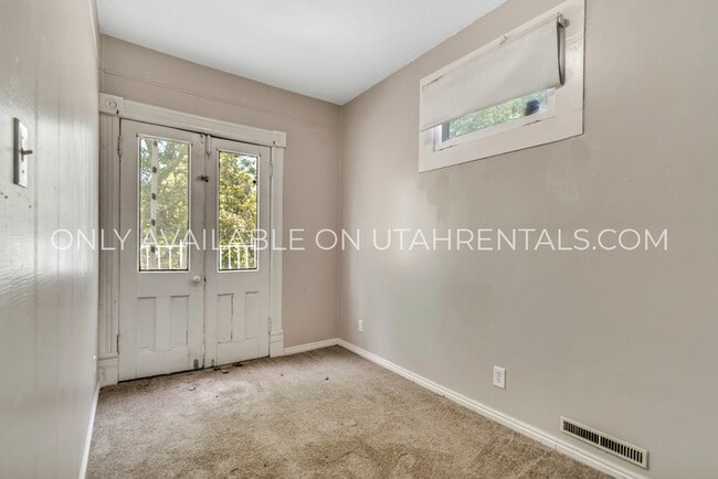 Building Photo - 1040 E 200 S
