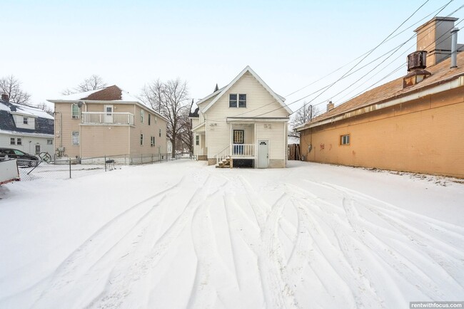 Building Photo - 618 N Ashland Ave