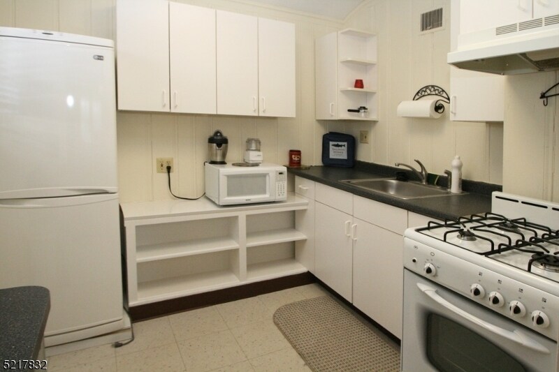 Kitchen - 82 Winsor Pl