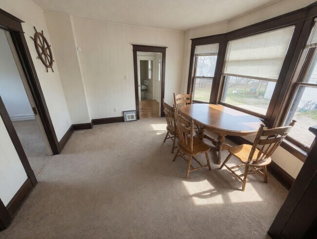 Building Photo - Duluth MN 5- Bedroom - 2-Bath - 1 - Car Single Family Home