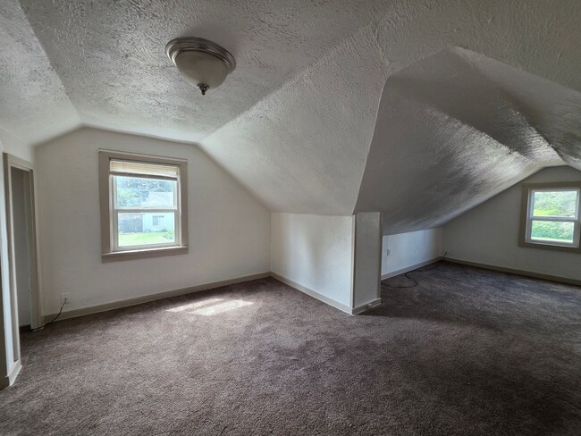 Building Photo - 4 Bedroom, 1 Bath
