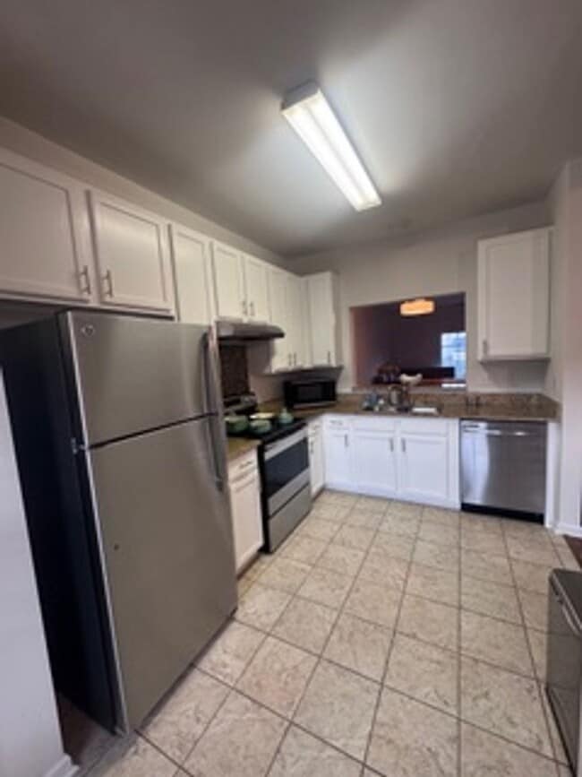 Building Photo - Wonderful townhome in Perfect Location