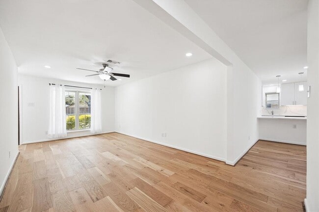 Building Photo - 5602 Hialeah Dr