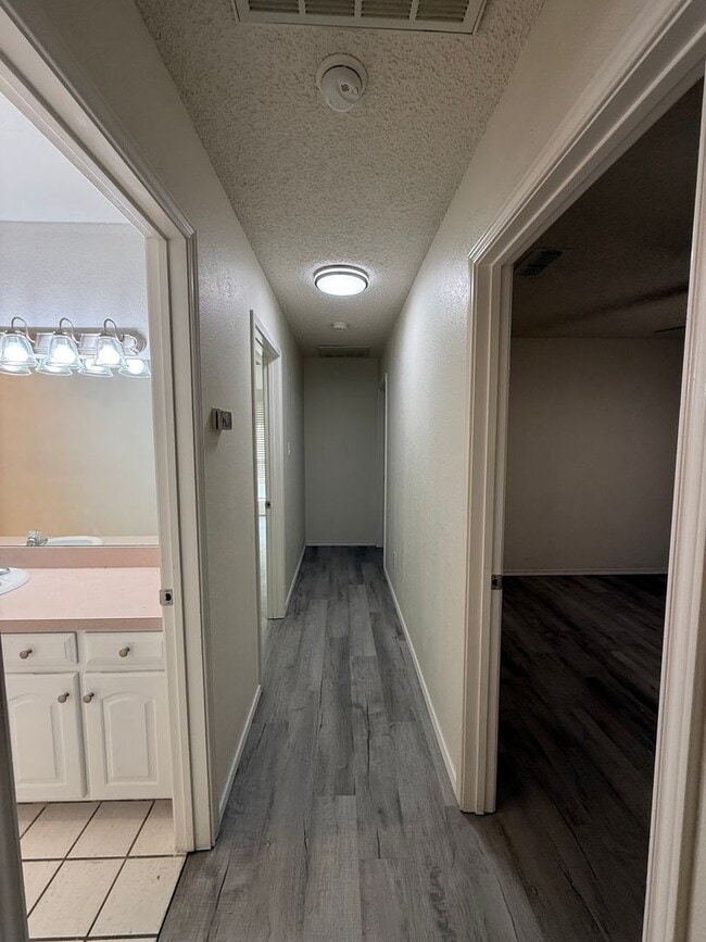 Building Photo - 4 Bed Brick Home! Zia School District! - Pets Welcome!!!