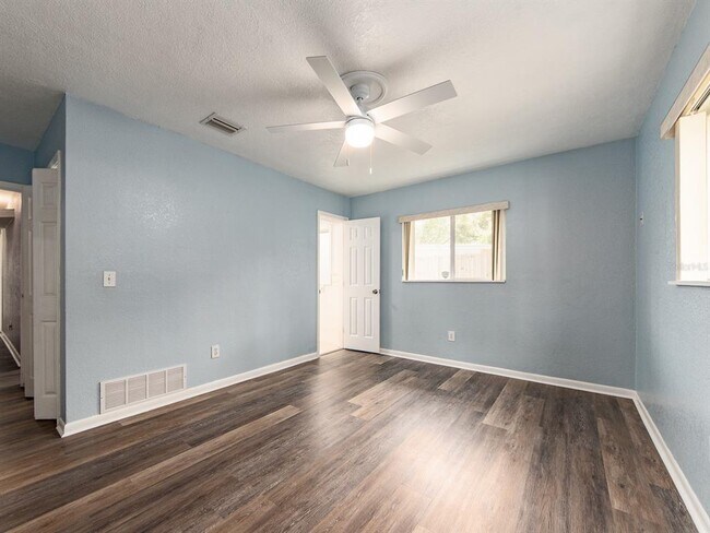 Building Photo - 1549 Linwood Dr