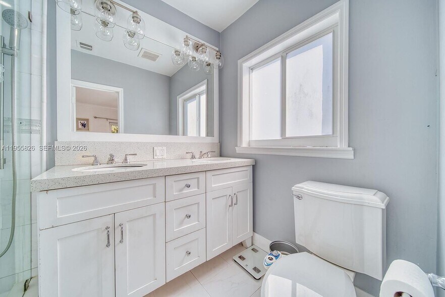 Building Photo - 3227 Riviera Dr