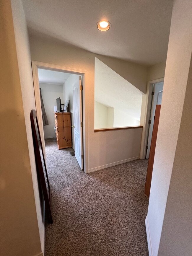Building Photo - Beautiful 2Bd 1.5Bath Condo Close to Every...