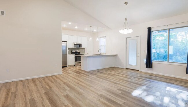 Building Photo - Don't miss out on this beautiful home!