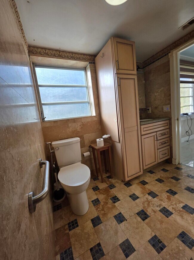 Building Photo - 201 S Lakeside Dr