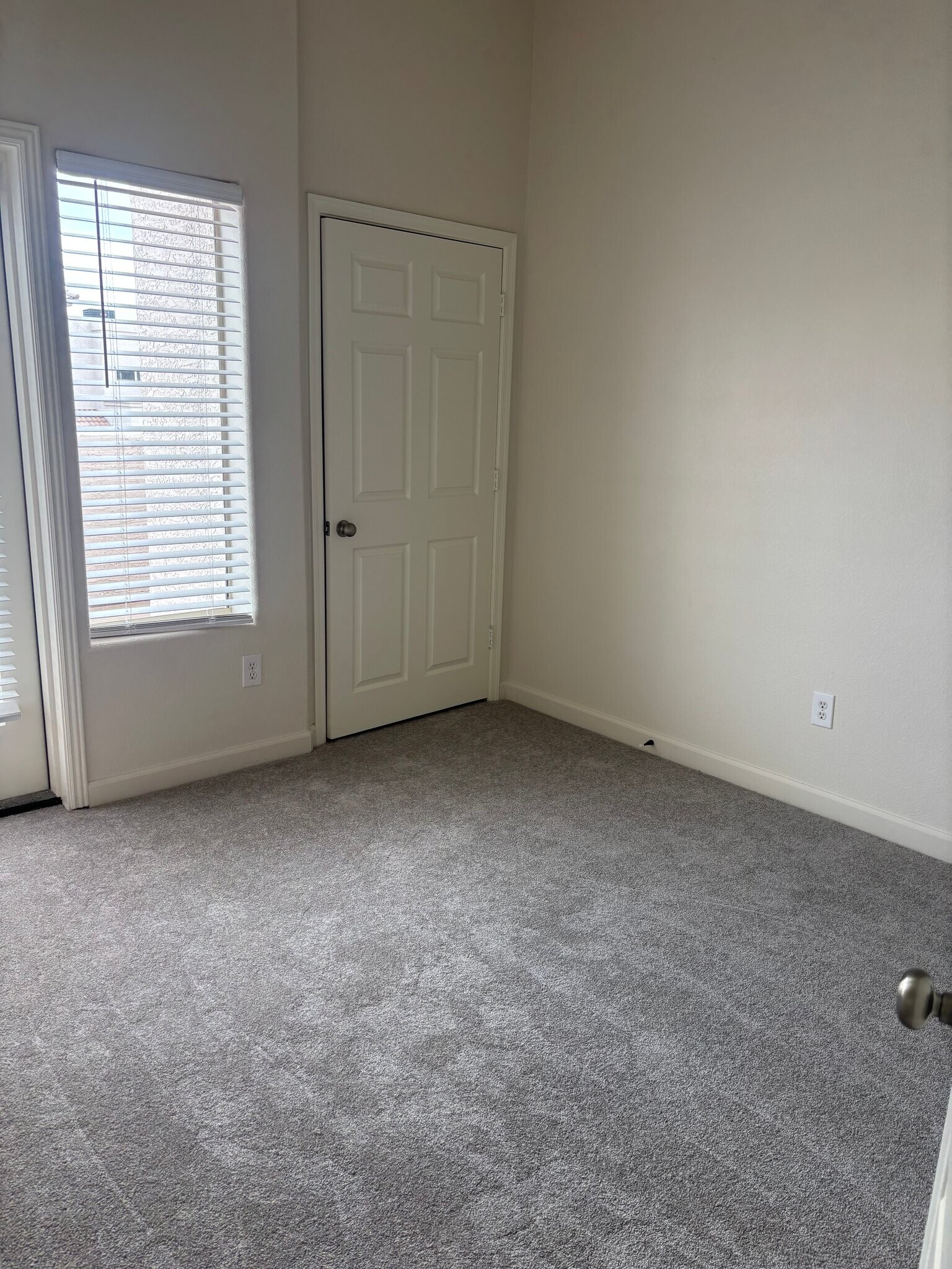 Building Photo - 5624 E Kelton Ln