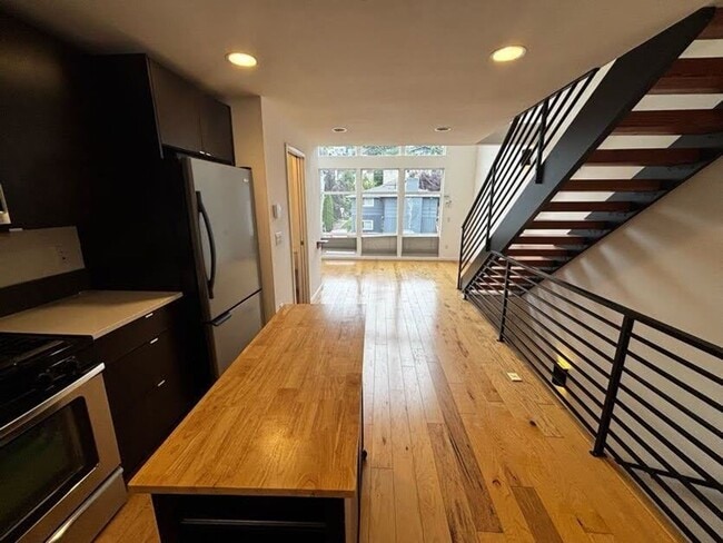 Building Photo - Modern Townhome For Lease Near Columbia City | 2 Bed | 2.5 Bath | A/C | Covered Parking