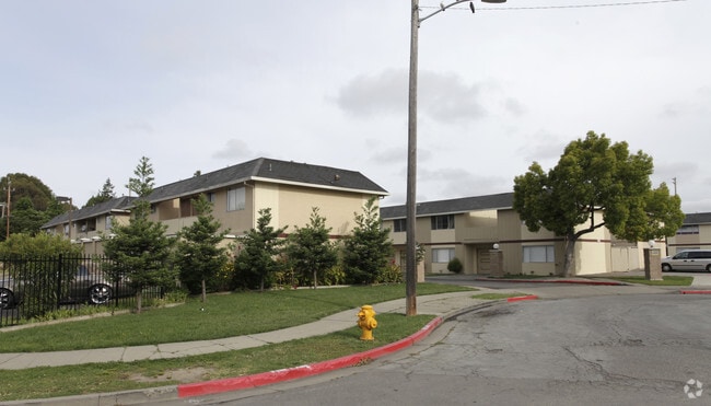 Building Photo - Faith Manor