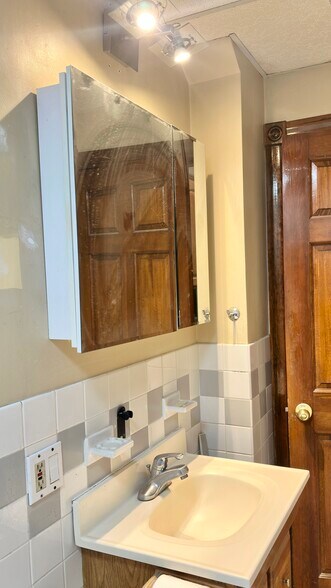 Building Photo - 422 Charles St