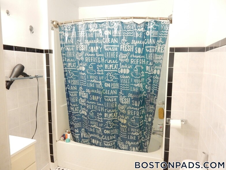 Building Photo - 322 St Paul St