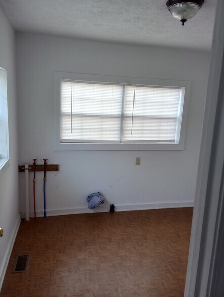 Building Photo - 173 Oak St