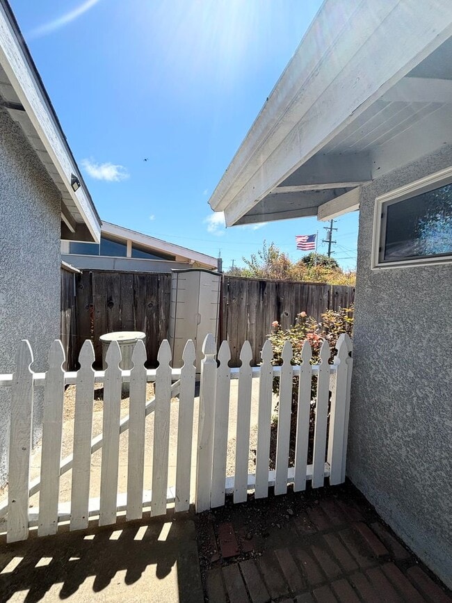 Building Photo - Lovely 3 Bedroom Home in Established Neigh...
